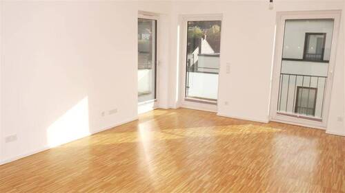 Wohnraum mit Balkon - 