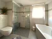 OG: Bad mit Dusche + Wanne - 