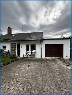 Ansicht Haus vorne mit Garage - 