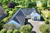 FRONT - Top-Lage Traumhaftes Grundstück mit charmantem Bungalow, direkt am Golfplatz Bissenmoor