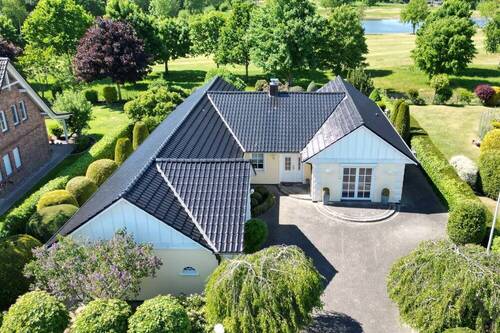 FRONT - Top-Lage Traumhaftes Grundstück mit charmantem Bungalow, direkt am Golfplatz Bissenmoor