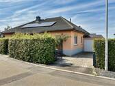Hausansicht mit Einfahrt zur Garage - 4 Zimmer Einfamilienhaus zum Kaufen in Gera