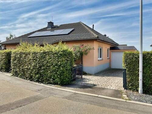 Hausansicht mit Einfahrt zur Garage - 4 Zimmer Einfamilienhaus zum Kaufen in Gera