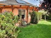 Blick vom Garten zur Terrasse - 