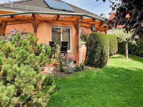 Blick vom Garten zur Terrasse - 