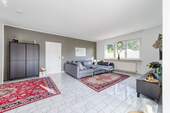 Großzügiges Wohnzimmer - 
