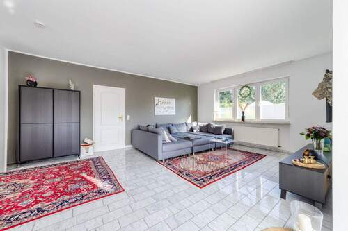 Großzügiges Wohnzimmer - 