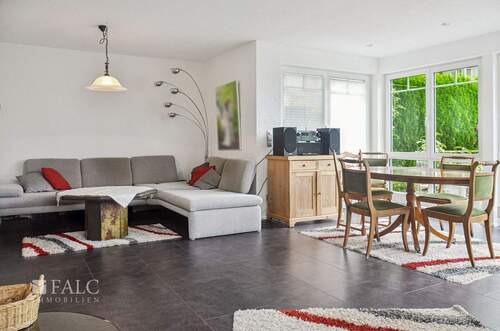 Wohn-Esszimmer mit Zugang zur Terrasse - 