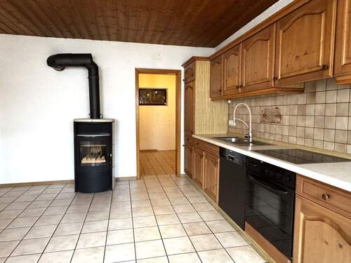 EG Küche mit Blick in die Speise.JPG - Einfamilienhaus mit 108,00 m&sup2; in Iggensbach zum Kaufen