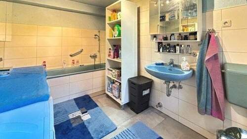Badezimmer mit Wanne - 
