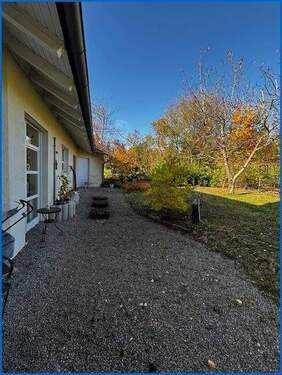 Haus seitlich hinten mit Garten - 