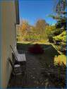 Haus seitlich Blick zum Sitzplaz - 