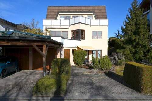 Hausansicht mit Kfz-Stellplatz - 2 Zimmer Etagenwohnung zum Kaufen in Weil der Stadt