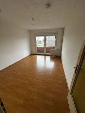 Wohnzimmer.jpeg - Etagenwohnung mit 59,00 m&sup2; in Kretzschau zum Kaufen