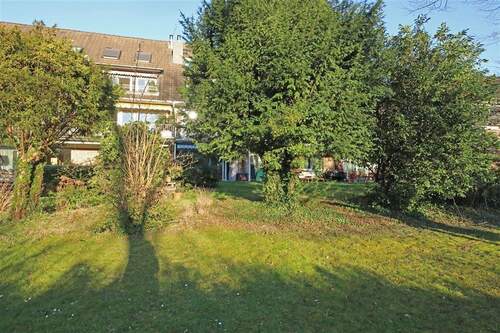 Hausrückansicht mit Garten - 