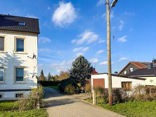 Zufahrt Grundstück - 1 Zimmer Mehrfamilienhaus, Wohnhaus in Neustadt