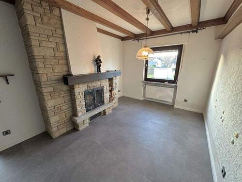 Großzügige Wohndiele mit Kamin EG - 