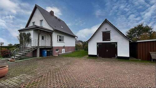 Haus mit Garage Straßenansicht - 