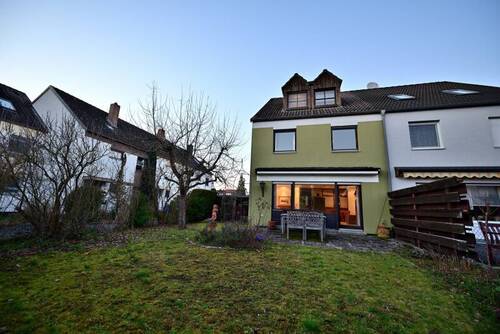 Abenddämmerung - Familienfreundliche Doppelhaushälfte mit ausgebautem Dachstudio und Garage