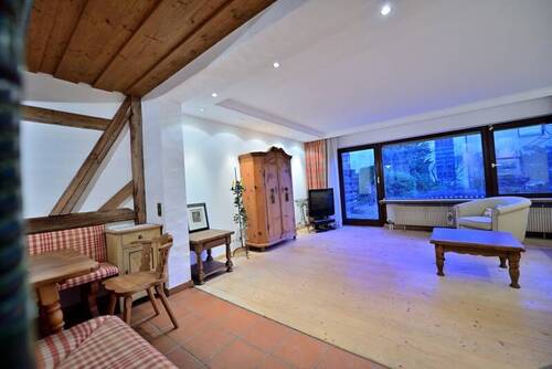 Blick in den Raum - 6 Zimmer Doppelhaushälfte zum Kaufen in Nürnberg