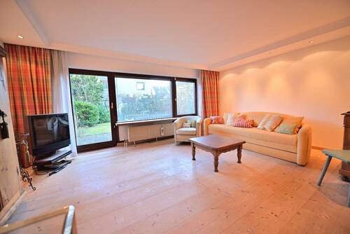 Wohnbereich mit Terrasse.JPG - 6 Zimmer Doppelhaushälfte in Nürnberg