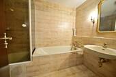 Bad mit Wanne und Dusche - 
