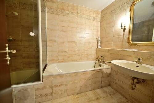 Bad mit Wanne und Dusche - 