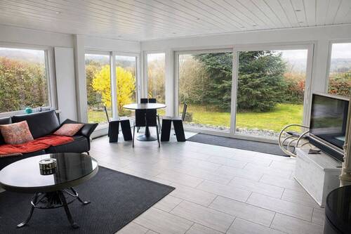 Wohnzimmer mit Blick in den G - Mehrfamilienhaus, Wohnhaus mit 45,00 m&sup2; in Scharbeutz zum Kaufen