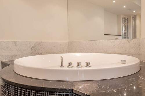 Detailansicht Eckbadewanne - 
