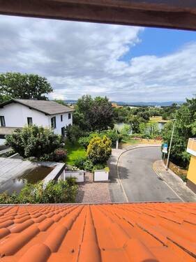 Blick vom Spitzboden aus dem Dachflächenfenster - 