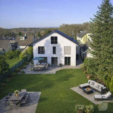 Hausansicht - 'Traumhaft wohnen: Elegantes Familienhaus mit Waldgrundstück und Einliegerwohnung' Solingen Aufderhöhe