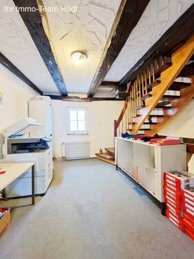 Flur OG und Treppe ins DG - 