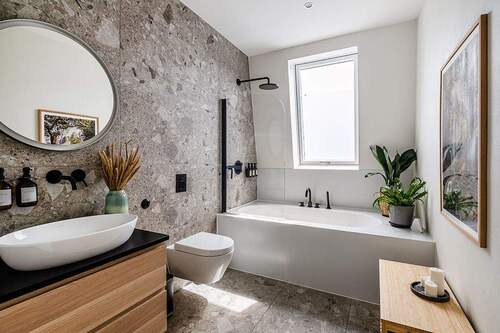 Tageslichtbad mit Wanne und Dusche - 