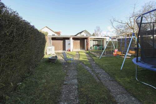 Blick zu den Garagen und Abstellraum - 5 Zimmer Einfamilienhaus in Elchingen