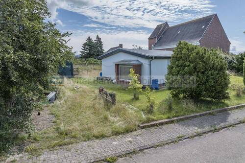 Hausansicht/Auffahrt - Einfamilienhaus mit 100,00 m² in List zum Kaufen