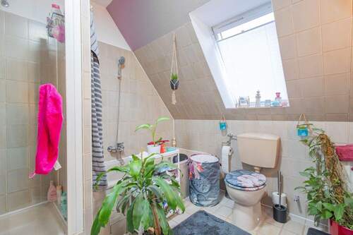 Badezimmer mit Dusche und Wanne - 