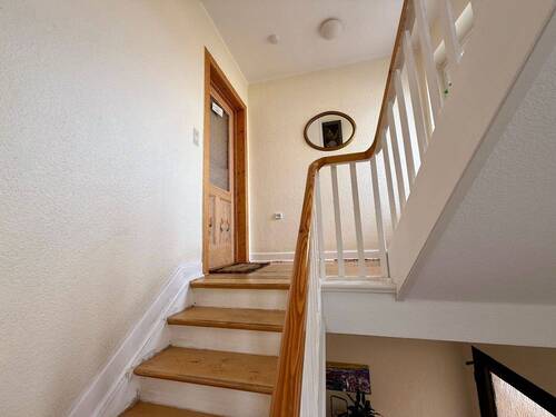 Treppenhaus + Zugang zur Wohnung - 