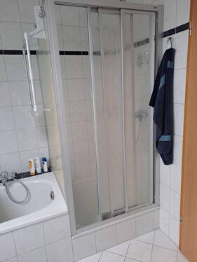 Bad 1. OG mit Badewanne+Dusche - 