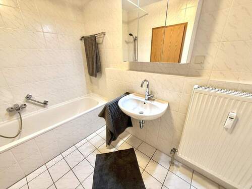 Ihr Badezimmer mit Badewanne - 