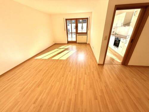 Ihr Wohnzimmer gen Küche & Balkon - 