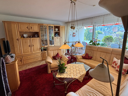 Wohnzimmer mit Zugang zum Balkon - 