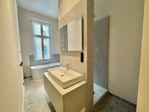 En-Suite-Bad mit Wanne und Dusche - 4 Zimmer Etagenwohnung zum Kaufen in Berlin