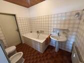 Badezimmer mit Wanne - 