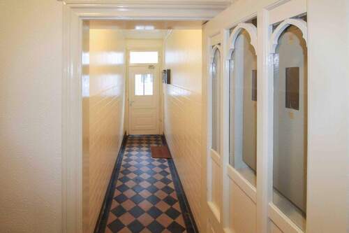 Eingangsbereich mit historischen Zementfliesen - 