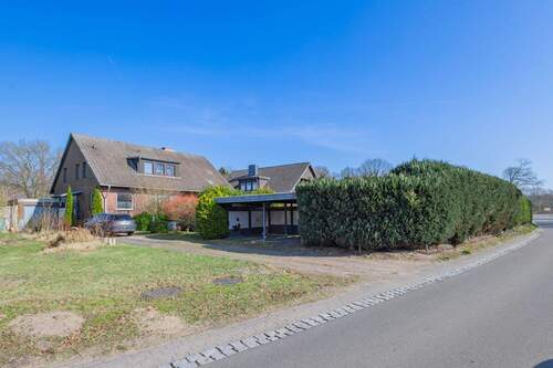 Ansicht Straße - Großzügiges Einfamilienhaus mit Einliegerwohnung und Vollkeller in ruhiger Lage in Lohe-Föhrden