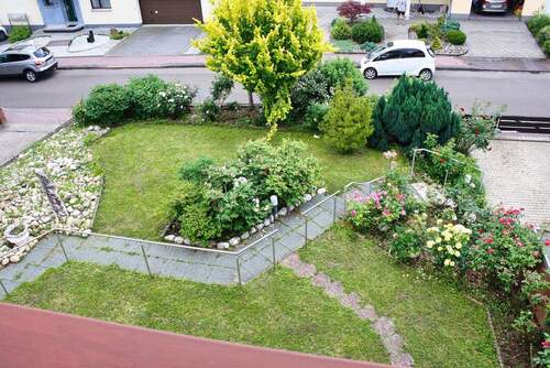 Blick von Loggia in Vorgarten - 6 Zimmer Einfamilienhaus in Niedernhausen