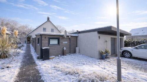 Straßenseite mit direkter Zufahrt zur Doppelgarage mit Wallbox - 