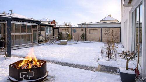 Aussicht vom Wintergarten in den gemütlichen Garten - 