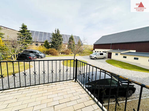 Blick vom Balkon Richtung Innenhof und Scheune - 