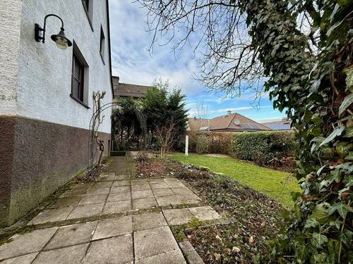 Teilansicht Terrasse und Garten - 